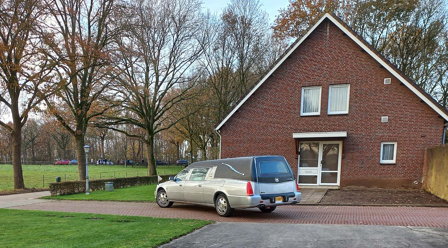 Langs het woonhuis