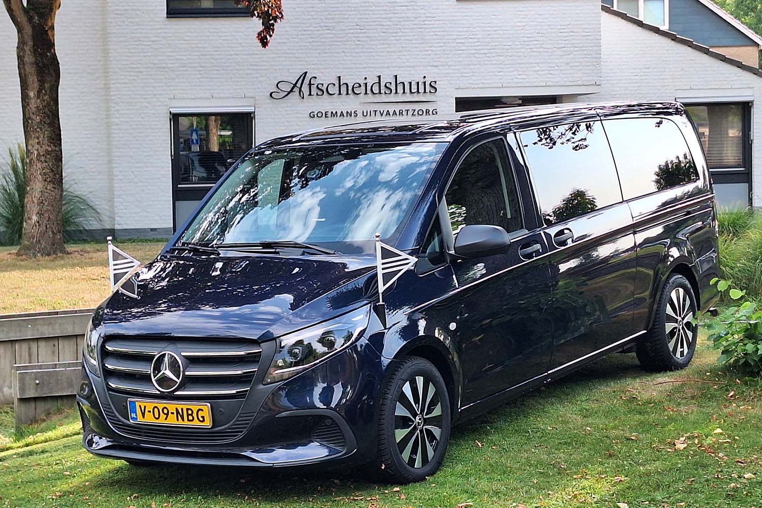 Goemans Uitvaartzorg viert 20 jaar met een nieuwe Mercedes Vito voor waardig en respectvol vervoer. Ontdek onze voertuigen tijdens de open dag op 19 oktober in Boxmeer.